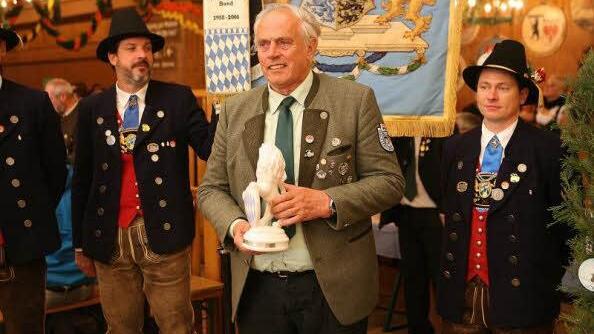 Theo Ankenbrand bei der Siegerehrung mit dem Ehrenpreis des bayerischen Ministerpräsidenten.   Foto: Schützenverein Unfinden
