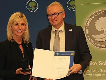 Die Bayerische Staatsministerin für Umwelt und Verbraucherschutz, Ulrike Scharf, verlieh die Bayerische Staatsmedaille für besondere Verdienste um die Umwelt an Carl Beierkuhnlein von der Universität Bayreuth.  Foto: Bayerisches Staatsministerium für Umwelt und Verbraucherschutz