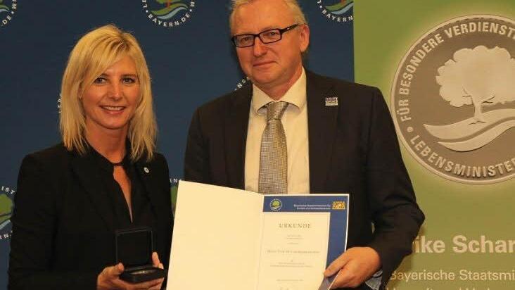 Die Bayerische Staatsministerin für Umwelt und Verbraucherschutz, Ulrike Scharf, verlieh die Bayerische Staatsmedaille für besondere Verdienste um die Umwelt an Carl Beierkuhnlein von der Universität Bayreuth.  Foto: Bayerisches Staatsministerium für Umwelt und Verbraucherschutz