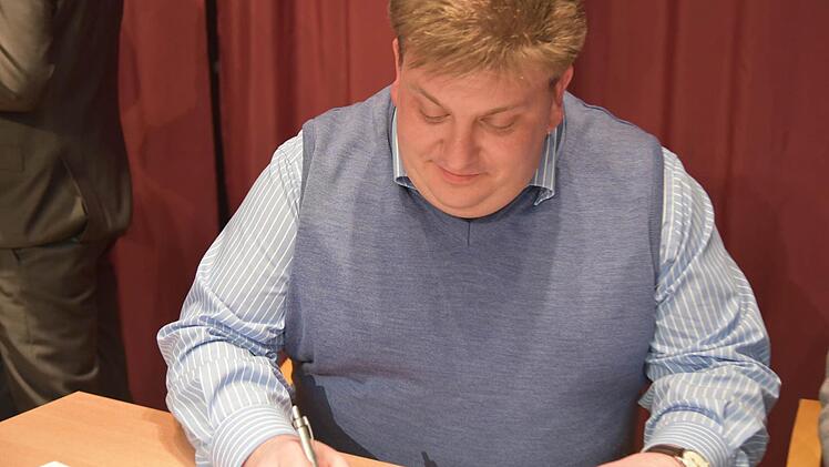 Der Bürgermeister der Stadt Eisfeld, Sven Gregor, unterschreibt die Meederer Petition "Frieden in Europa". Foto: Gabi Arnold