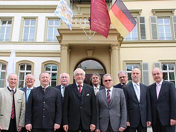 Die Regierungspräsidenten (von links) Karl Michael Scheufele (Schwaben), Heinz Grunwald (Niederbayern), Landrat Thomas Bold, Wilhelm Wenning (Oberfranken), Paul Beinhofer (Unterfranken), Axel Bartelt (Oberpfalz), Amtschef Günter Schuster (Bayerisches Innenministerium), Christoph Hillenbrand (Oberbayern), Oberbürgermeister Kay Blankenburg und Thomas Bauer (Mittelfranken) vor dem Hotel Kaiserhof Victoria. Foto: Benedikt Borst