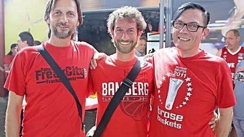 Stefan Höppler (v.l.) mit seinen Kumpels Jürgen Graser und Peter Hoffmann genießen das Pausen-Bier bei fast schon ruhigen 68 Dezibel.