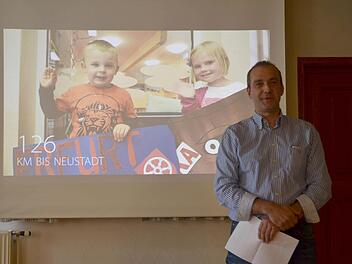 Wolfgang Kühn hat als Vorsitzender des Kirchenvorstands der Gemeinde St. Georg eine schräge Idee Wirklichkeit werde lassen. Jetzt bewirbt sich die Gemeinde per Video um einen neuen Pfarrer. Fotos: Rainer Lutz