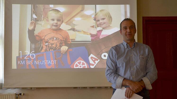 Wolfgang Kühn hat als Vorsitzender des Kirchenvorstands der Gemeinde St. Georg eine schräge Idee Wirklichkeit werde lassen. Jetzt bewirbt sich die Gemeinde per Video um einen neuen Pfarrer. Fotos: Rainer Lutz