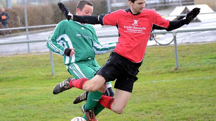 Die DJK Eggolsheim (rote Trikots) feierte gegen Willersdorf in der Kreisklasse 2 ER/PEG einen ungef&auml;hrdeten 2:0-Sieg.  Foto: herzopress