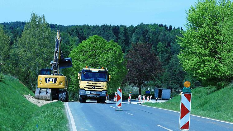 Am Ortseingang von Obertrubach wird gerade die Linksabbiegerspur in das neue Werksgelände der Firma Schmetterling gebaut. Foto: Franz Galster