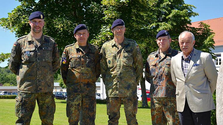 Die bisherigen Kommandeure des Offizier-Anwärter-Bataillons: Oberstleutnant a.D. Reinhold Stahl (von rechts), Oberstleutnant Stephan Kirchhoff, Oberstleutnant Frank Moritz, Oberstleutnant Manfred Scholl und Oberstleutnant Simon Leidner. Fotos: Kathrin Kupka-Hahn