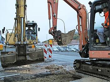 Letzte Arbeiten: Nur noch drei Häuser schließen die Bauarbeiter an den neuen Kanal an, dann geht's an die Straßensanierung. Foto: Ulrike Müller