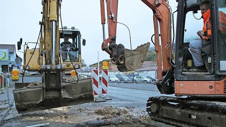 Letzte Arbeiten: Nur noch drei Häuser schließen die Bauarbeiter an den neuen Kanal an, dann geht's an die Straßensanierung. Foto: Ulrike Müller
