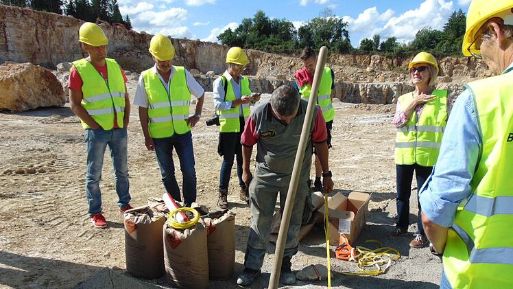 Der Sprengstoff aus den Säcken wird eingefüllt. Foto: Petra Malbrich