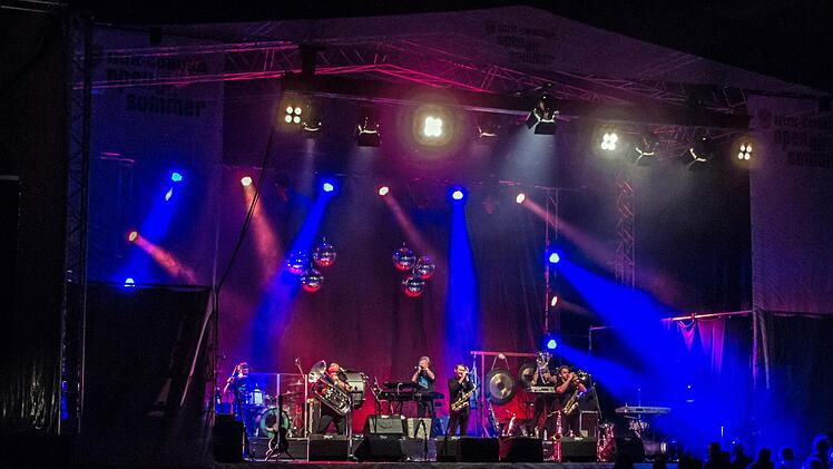 Wie Hans-Jürgen Buchner und seine Band Haindling ihr Konzert beim Tambacher Sommer zum ebenso gelungenen wie nachdenklich stimmenden Abend werden lassen.