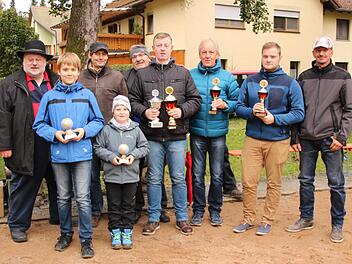 Die Sieger der Boccia-Stadtmeisterschaften: Vorne von links Jugendmeister Julian Heinz, Jugendvizemeister Emil Müller, Stadtmeister Uwe Süß, 2. Ingo Koll, 3. Marcel Ott und Patrick Müller (4.). Hinten von links Veranstalter und AWO-Vorsitzender Heinz Nowak sowie, die Pokalstifter Roland Wolfrum und Wolfgang Hoderlein.Klaus Klaschka