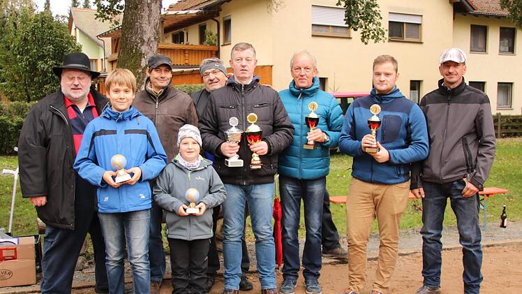 Die Sieger der Boccia-Stadtmeisterschaften: Vorne von links Jugendmeister Julian Heinz, Jugendvizemeister Emil Müller, Stadtmeister Uwe Süß, 2. Ingo Koll, 3. Marcel Ott und Patrick Müller (4.). Hinten von links Veranstalter und AWO-Vorsitzender Heinz Nowak sowie, die Pokalstifter Roland Wolfrum und Wolfgang Hoderlein.Klaus Klaschka