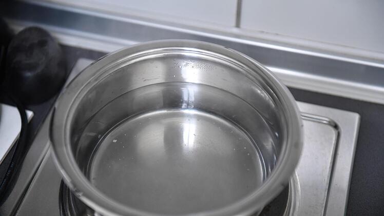 Töpfe zum Wasserkochen  haben jetzt ihre Ruhe:  Mit  Mittwochnachmittag kann Trinkwasser  wieder  uneingeschränkt verwendet werden, das Abkochgebot ist aufgehoben. Foto: Ronald Rinklef