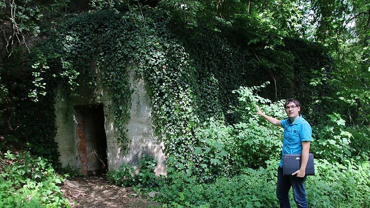 Der Eingang zum Bunker: Sebastian Türk erläutert die Entstehungsgeschichte der Anlage. Foto: Jürgen Gärtner