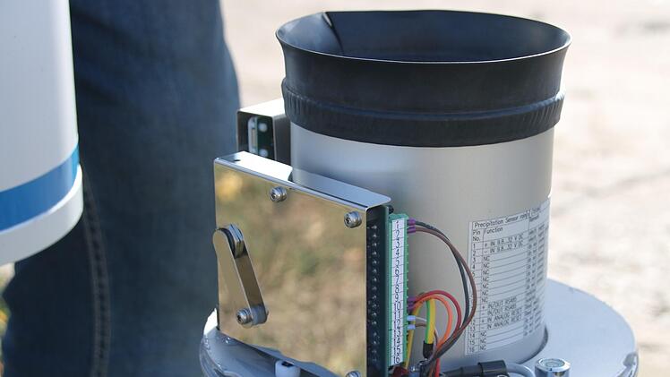 Moderne Technik verbirgt sich unter dem Auffanggefäß. Die Daten werden von hier aus automatisch an den Deutschen Wetterdienst übertragen.Matthias Einwag