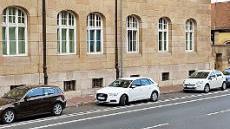 Wer parkt so? Wohlbemerkt: Die Autos links und rechts standen schon und ließen zwei Parklücken frei. Eigentlich. Dann kam der weiße Audi. Foto: Sebastian Schanz