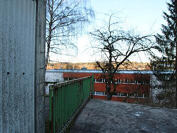 So nah: Nur ein paar Meter ist das so genannte Jäger-Grundstück vom Gymnasium entfernt. Auf dem Areal am Bahnhof sollen Parkplätze für das neuen BBZ und das Gymnasium entstehen. Thomas Malz