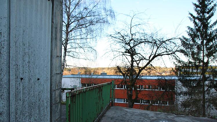 So nah: Nur ein paar Meter ist das so genannte Jäger-Grundstück vom Gymnasium entfernt. Auf dem Areal am Bahnhof sollen Parkplätze für das neuen BBZ und das Gymnasium entstehen. Thomas Malz