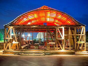 Fast schon ein Wahrzeichen der Designtage: Das Zollinger-Dach, in Szene gesetzt. Foto: Coburger Designforum Oberfranken