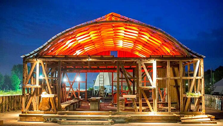 Fast schon ein Wahrzeichen der Designtage: Das Zollinger-Dach, in Szene gesetzt. Foto: Coburger Designforum Oberfranken