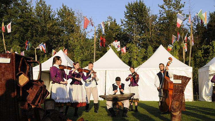 Folklorevorf&uuml;hrungen bereicherten das Rahmenprogramm in der polnischen Kleinstadt Nowy Tomysl, wo Flechter aus der ganzen Welt zu Gast waren. Alicia Vetter
