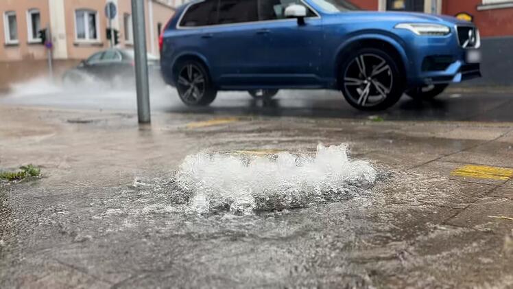 Starkregen in Hof: Feuerwehr r&uuml;ckt zu zahlreichen Unwetter-Eins&auml;tzen aus