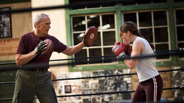 Frankie (Clint Eastwood) macht Maggie (Hilary Swank) fit f&uuml;r ihre Boxk&auml;mpfe. Der Trainer ist zunehmend begeistert von ihrem Talent.