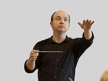 Roland Kluttig bei der Probenarbeit. Am Samstag dirigiert Coburgs Generalmusikdirektor das "Concertino" im Landestheater (Beginn: 11 Uhr). Auf dem Programm: Claude Debussys "La Mer".Fotos: Jochen Berger