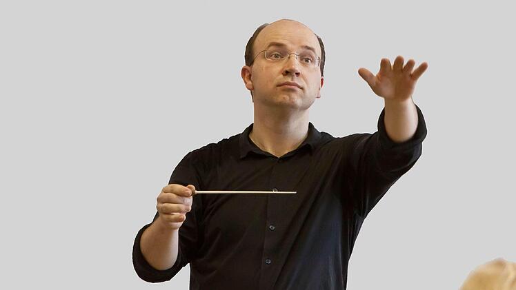 Roland Kluttig bei der Probenarbeit. Am Samstag dirigiert Coburgs Generalmusikdirektor das "Concertino" im Landestheater (Beginn: 11 Uhr). Auf dem Programm: Claude Debussys "La Mer".Fotos: Jochen Berger