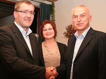 Horst Haag (links) ist der Bürgermeisterkandidat der Allgemeinen Wählerschaft Zeckern. Gemeinderatskollege Herbert Marr (rechts) und Haags Frau Alexandra freuen sich mit ihm. Foto: Evi Seeger