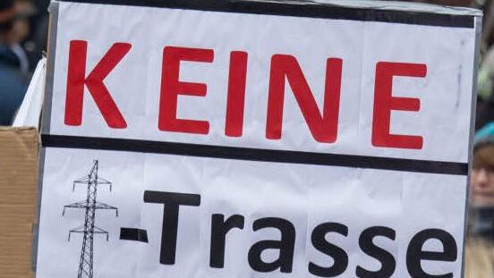 Auch in Bad Brückenau regt sich Protest gegen die geplante Stromtrasse "SuedLink". Symbolbild: Armin Weigel/dpa