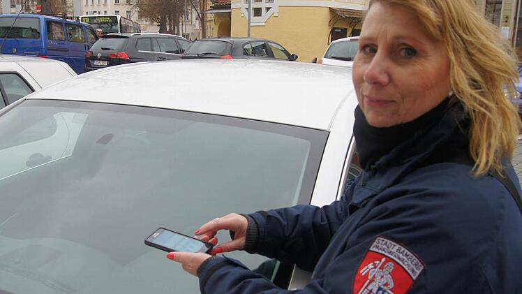 Erst von Hand notiert, dann mit einem großen Gerät, jetzt mit dem Smartphone: Die Falsch-Parker registriert Jutta Träger mit dem Handy. Foto: Sarah Dann