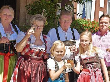 Ein Prosit auf die goldene Hochzeit der Wirtsleute (von links): Tochter Tanja Weiß, Irene und Klaus Wöhner, Sohn Heiko Wöhner und die Enkelkinder Emma und Sophie  Foto: Gabi Arnold