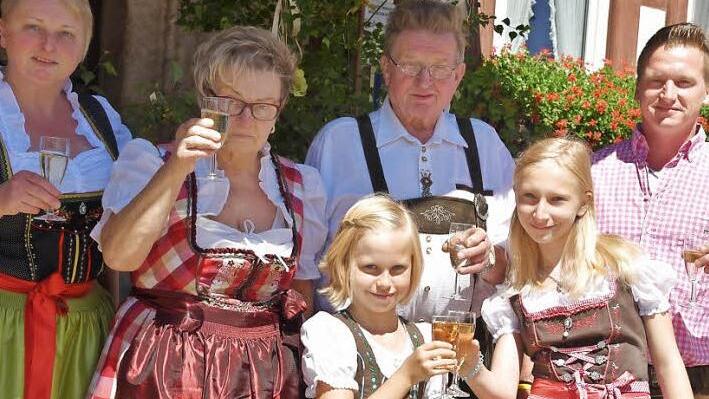 Ein Prosit auf die goldene Hochzeit der Wirtsleute (von links): Tochter Tanja Weiß, Irene und Klaus Wöhner, Sohn Heiko Wöhner und die Enkelkinder Emma und Sophie  Foto: Gabi Arnold