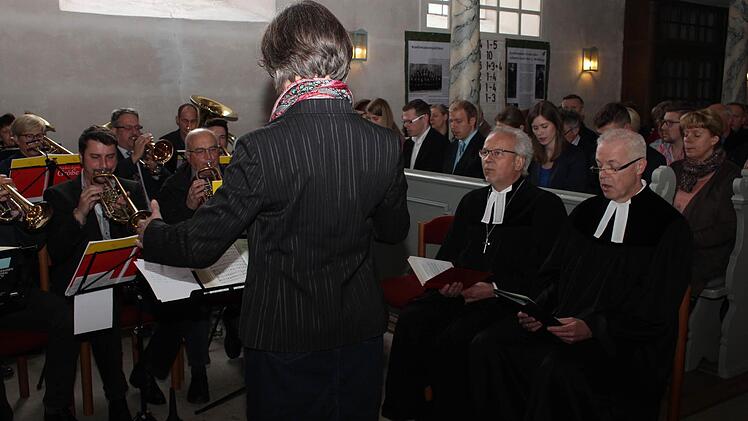 Der Posaunenchor umrahmte die Feier. Im Vordergrund Dekan Lechner (links) und Pfarrer Andreas Sauer  Foto: Evi Seeger