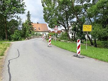 Die Feulner Brücke soll möglichst gerade angefahren werden, damit sie nicht mehr beschädigt wird. Foto: Dieter Hübner