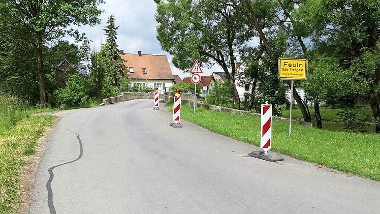 Die Feulner Brücke soll möglichst gerade angefahren werden, damit sie nicht mehr beschädigt wird. Foto: Dieter Hübner