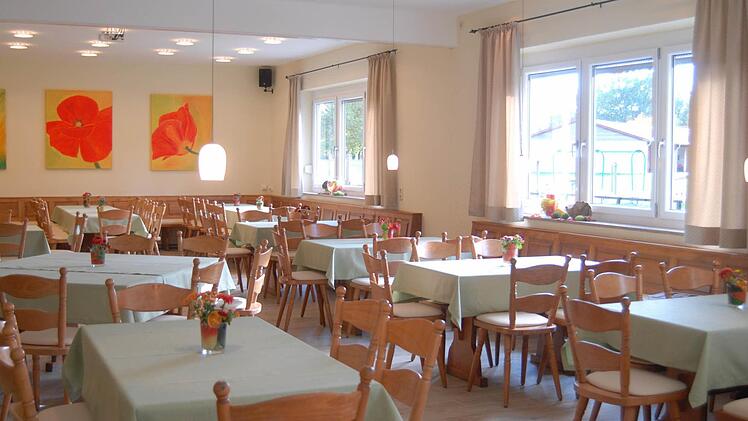 Die frisch renovierte, ebenerdige Gaststätte lockt in Bug mit Leckereien und guter, fränkischer Küche.