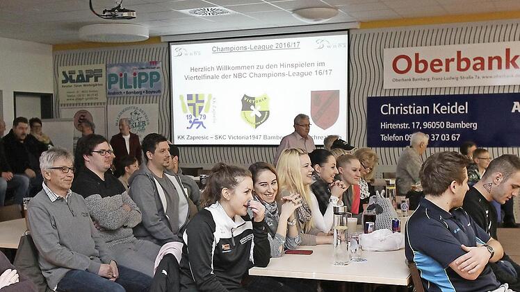 Im gut besuchten Sportpark Eintracht erlitten die Bamberger Herren eine unerwartet klare Heimniederlage, w&auml;hrend die Damen des SKC Victoria ihrer Favoritenrolle klar gerecht wurden. Fotos: sportpress