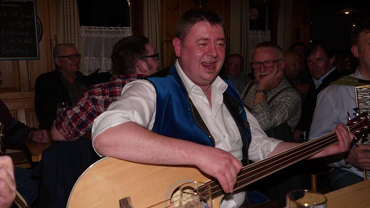 A echte Gaudi: das Wirtshaussingen in Ebersdorf bei Coburg. Foto: Berthold Köhler