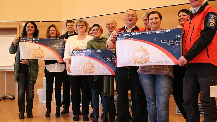 Die Vereinsvertreter mit ihren Projektpaten und der Heiligendfeld-Gesch&auml;ftsf&uuml;hrung. Foto: Teresa Hirschberg