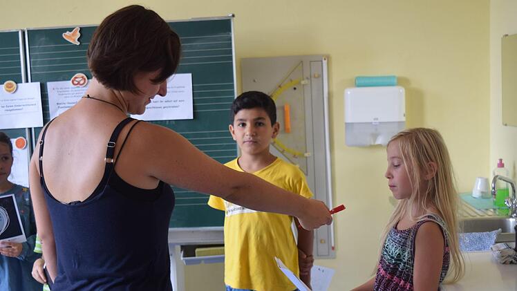 Im Gespräch mit der Familienministerin Franziska Giffey werden den Kindern Fragen zum Projekt gestellt - damit sie trotz Nervosität souverän antworten, wird vorher fleißig mit Teresa Falter geprobt. Foto: Daniela Pondelicek