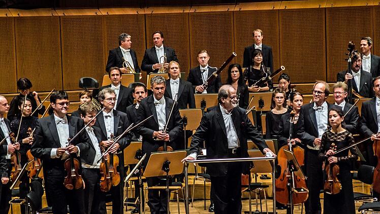 Andrey Godik, der junge Solo-Oboist der Bamberger Symphoniker, wurde nicht nur vom Publikum bejubelt, sondern erhielt auch Applaus von Dirigent Andrea Marcon.Foto: Jochen Berger