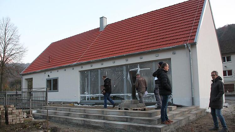 Architekt Marcus Seifert und Landschaftsarchitekt Valentin Dietz beim Ortstermin am Dorfgemeinschaftshaus.Kerstin Väth