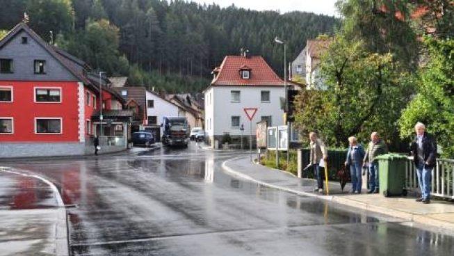 An der Brücke zur Tiefenbachstraße können Fußgänger, die über die Brücke wechseln, unter Umständen erst spät von Fahrzeugführern erkannt werden.Tristian Förtsch