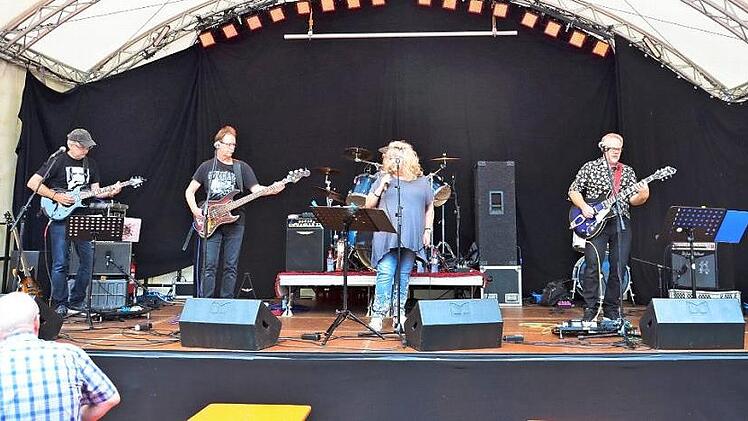 "Wishing Well" bei ihrem Auftritt am Herzogenauracher Altstadtfest 2019  Fotos: privat