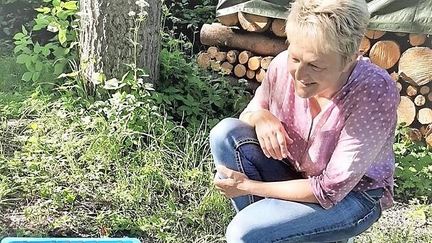 Marion Damm und Katze Nelly, die dank gro&szlig;em Einsatz am Leben ist  Foto: Jupp Schr&ouml;der