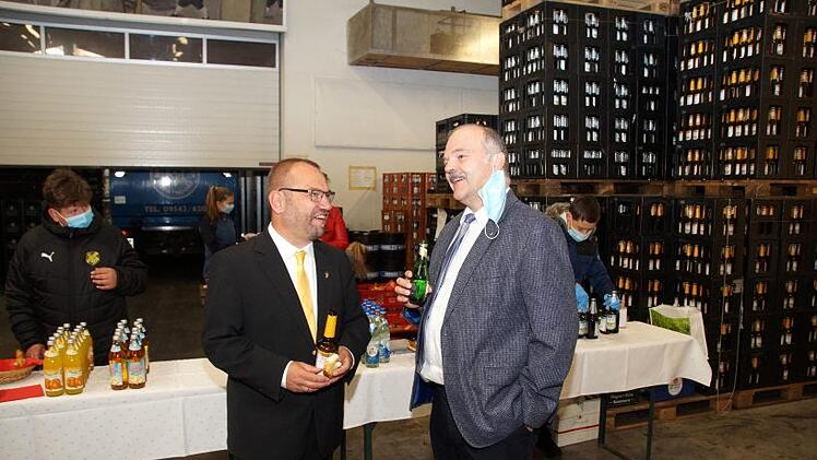 Bei der Agape nach dem Gottesdienst konnten sich alle mit den neuen Geistlichen unterhalten.