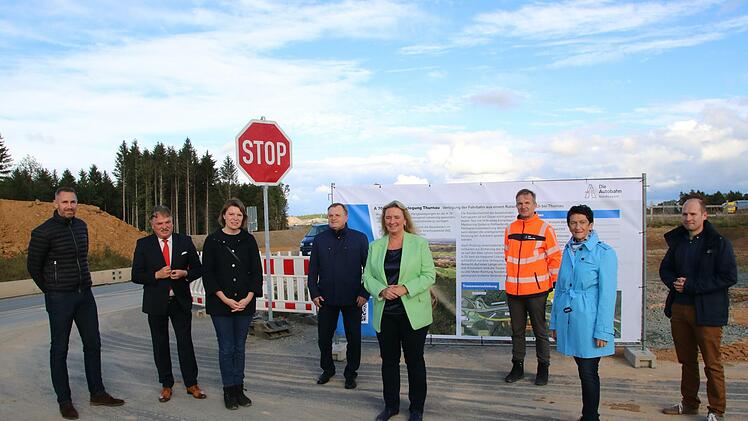 Ministerin Kerstin Schreyer (grünes Jackett) mit Politikern und Vertretern der Autobahndirektion. Foto: Jürgen Gärtner